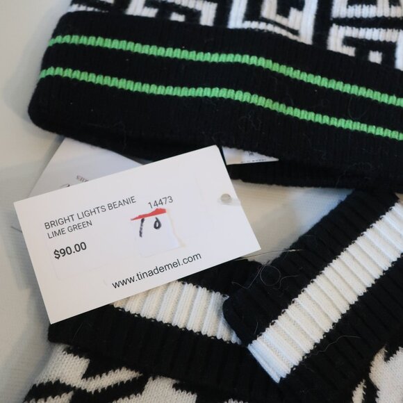 NWT Bloomingdale's Black White 2Pc Fox Pompom Beanie Hat Fingerless Gloves OS - Picture 5 of 5